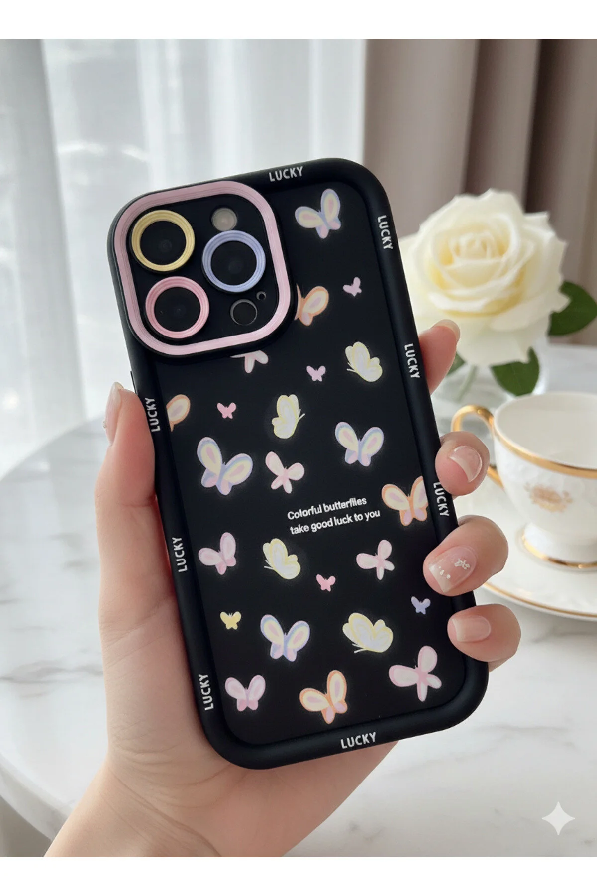iPhone 14 Pro Max İçin Siyah Zemin Kelebekli ve Renkli Lens Çerçeveli Lucky Tasarım Kılıf