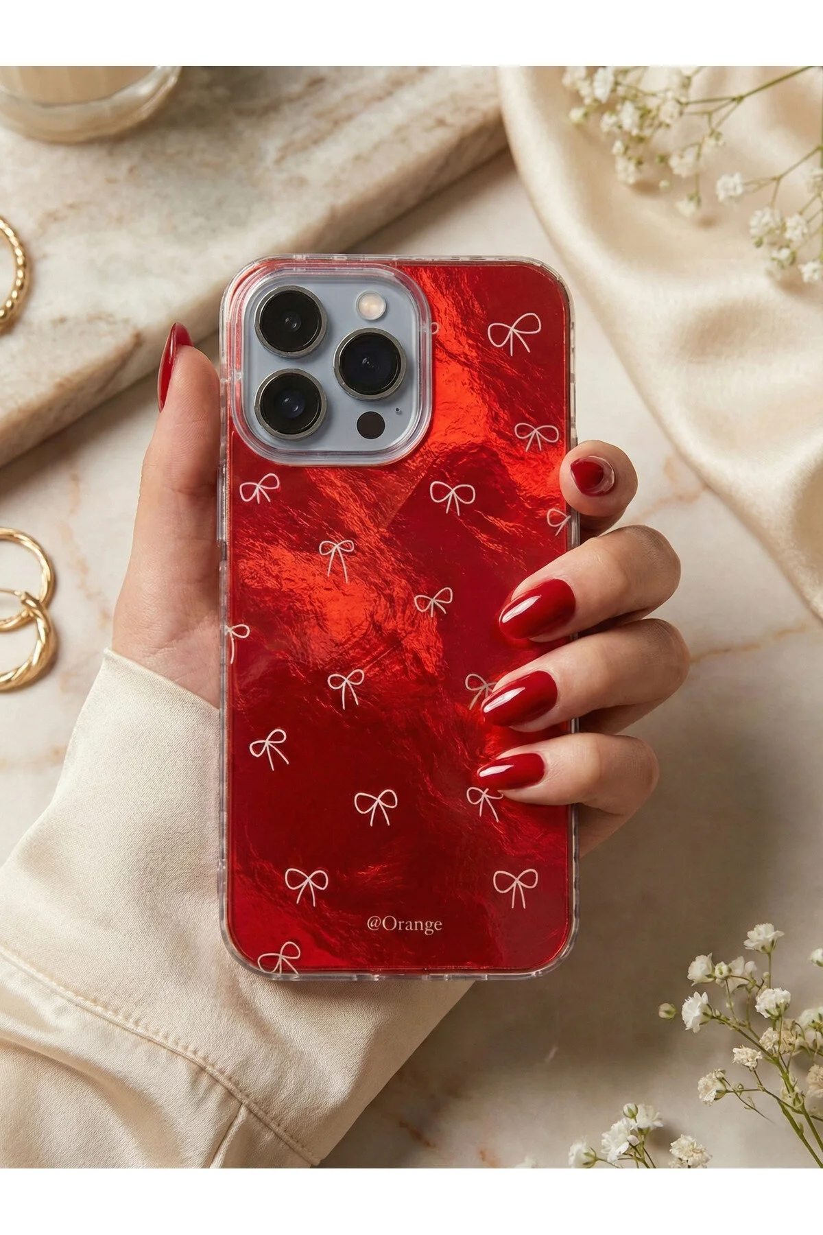 Apple iPhone 16 Pro Max Uyumlu Kırmızı Metalik Parlak Kılıf - Minimalist Fiyonk Desenli Şık Kapak